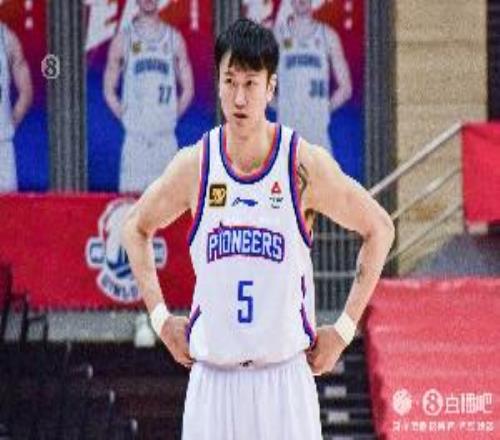 天津男籃已經(jīng)與鋒線賴俊豪完成續(xù)約