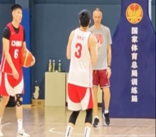 胡明轩回归中国男篮参与合练目前王俊杰也已归队