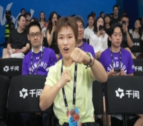看看谁来了!综合格斗名将张伟丽到场观战AUBL半决赛坐姚明旁边