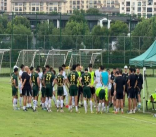 博主:比赛延期之后,浙江队回到基地进行了队内对抗