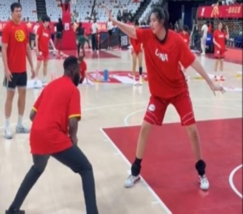 中国女篮热身赛对阵尼日利亚女篮赛前张子宇与教练训练篮下单防