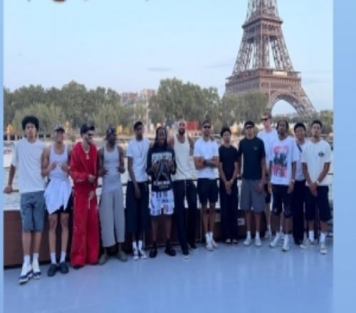 将在法国合练!道苏姆发森林狼全队埃菲尔铁塔前合照