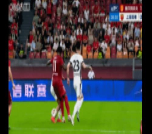 记者谈铜梁龙球员危险动作:年轻球员经验不足,不知VAR怎么了