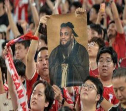 孔圣!德媒报道中国仁迷创意应援横幅:他们将孔帕尼画成孔子