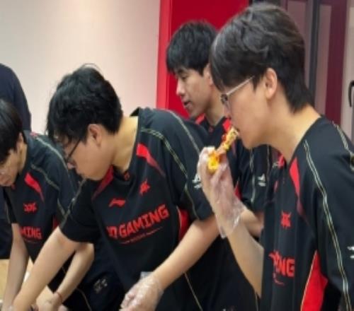 JDG分享队员及教练赛后聚餐照:赛后补充能量