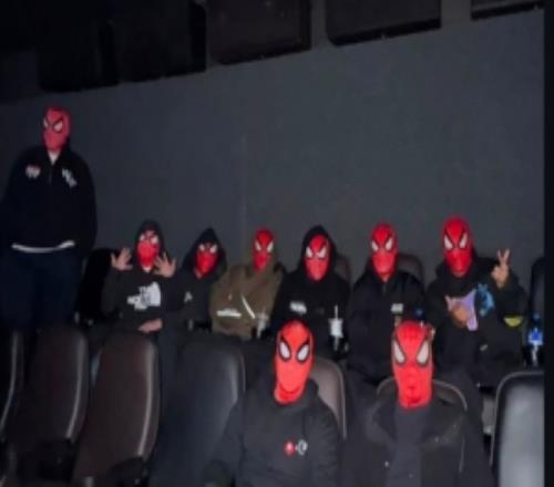 蜘蛛侠新作上映!内马尔社媒晒在影院戴蜘蛛侠头套照片