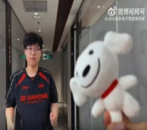 战胜WE后JDG分享赛后小视频:今天是和JOY大王合影时刻