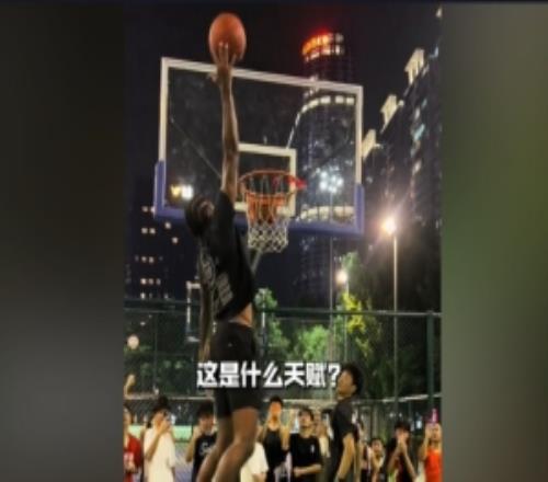 百分大战结果如何陈泽文送空接杰伦格林高高跃起单臂砸扣