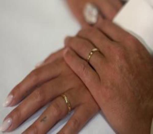 恭喜!C罗社媒宣布与乔治娜结婚,晒两人戴婚戒照:CG