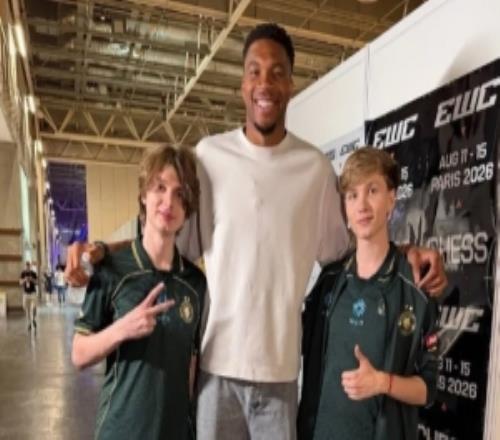 NBA球星字母哥来到EWC现场和m0NESY、京介等多位CS2选手合影！