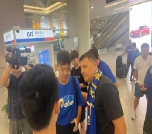 媒体人：申花与米洛耶维奇可能先签“0.5+N”每月给团队发薪水