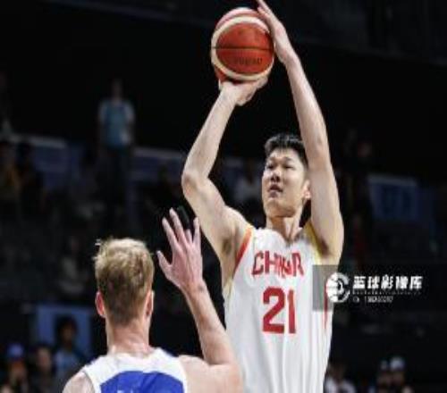 媒体人：中国男篮6后卫4锋线2中锋名单有点畸形内线极可能被爆