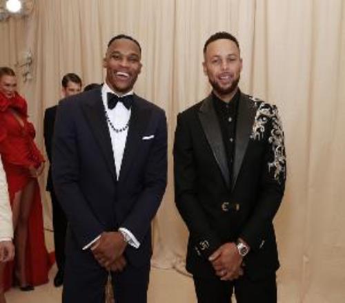 纷纷送上祝福！库里社媒转发威少退役视频送祝福