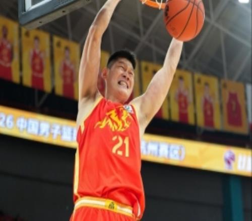 篮下还是稳的!胡金秋7投5中得12分5板2助防守卖力有3抢断