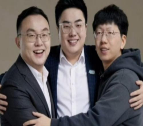 嘴臉！愛笑深夜點贊網友動態：愛笑今晚做夢都要笑醒了