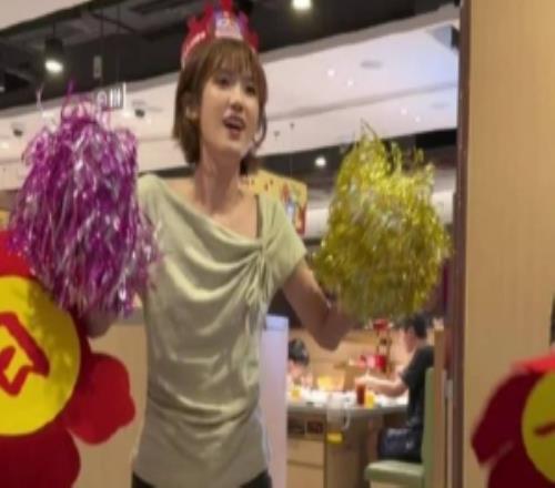 夏安分享视频:E人就这样堂堂来袭!在海底捞自己哄自己生日快乐