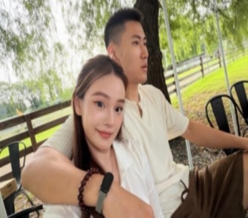 放松一下!吴昌泽的妻子晒近照:牧场日记