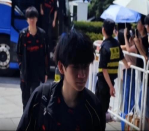 JDG分享对阵LGD赛前视频:今天比赛加油呀!