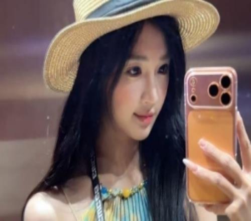 KPL主持人诗诗晒照:草帽少女
