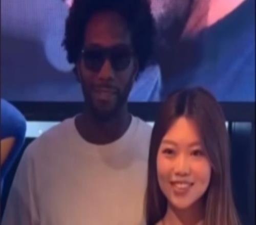 机器人也是会笑的!伦纳德在中国行香港站与球迷合影笑得很开心