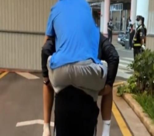 希望无碍!朱鹏宇对阵云南玉昆伤退,赛后被工作人员背离球场