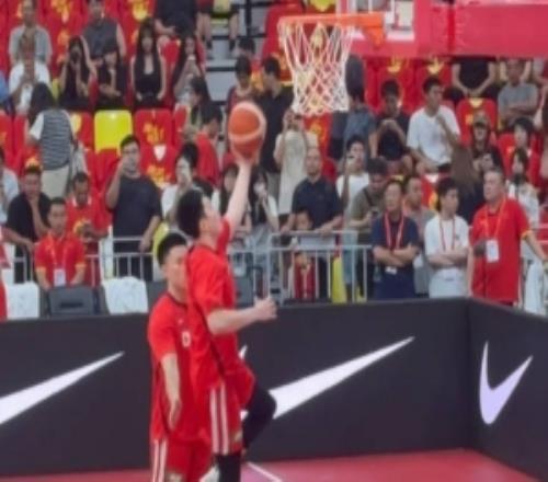 中国男篮与新西兰男篮热身赛即将打响胡明轩赛前进行跑篮热身