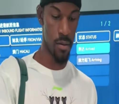 巴特勒中国行正式开启！今日抵达成都为现场等候的球迷各种签名