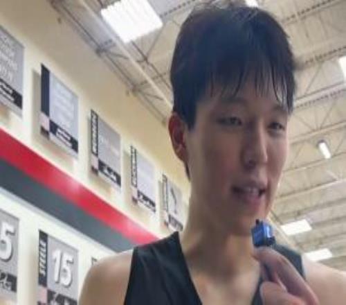 开拓者众人客场航班小问答小杨更喜欢洛杉矶飞机上喜欢吃水果