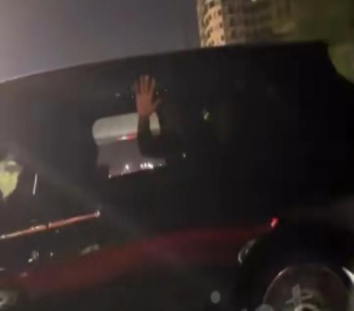 得注意安全!球迷一路追车狂喊追梦追梦摇下车窗和球迷打招呼