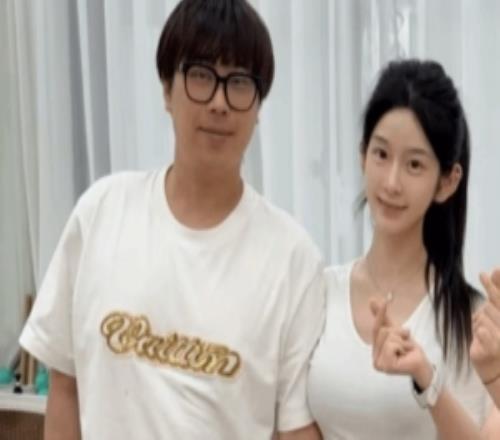 网友曝出卢本伟近照：巴旦木公主瑜伽裤亮眼婚礼预计于明年举行