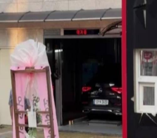 也是有钱人了Oner被拍到驾驶奔驰CLS450该车报价约7075万