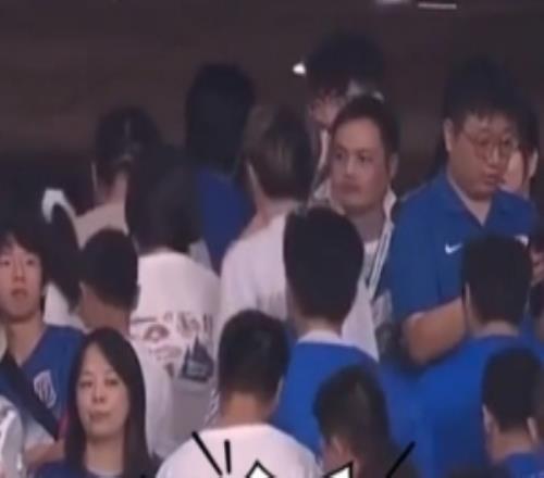 失去信心！申花03落后国安后部分申花球迷提前退场