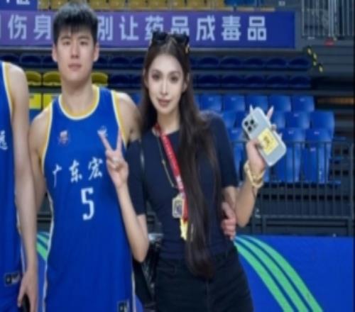 陈家政女友晒甜蜜合照:向下扎根向上生长向阳而生
