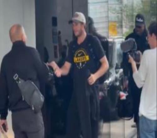 湖人球员抵达斯洛文尼亚参加东契奇所办训练营大量粉丝前往等候