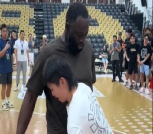 1米98一座山!追梦现身篮球馆将自己的防守技巧向小学员倾囊相授