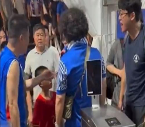 《半月谈》评穿武磊球衣小孩遭围攻:孩子不该成球迷文化牺牲品