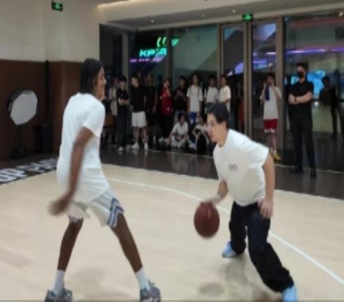 球迷分享与罗斯儿子单挑视频:万一他以后进了NBA我还能吹一吹