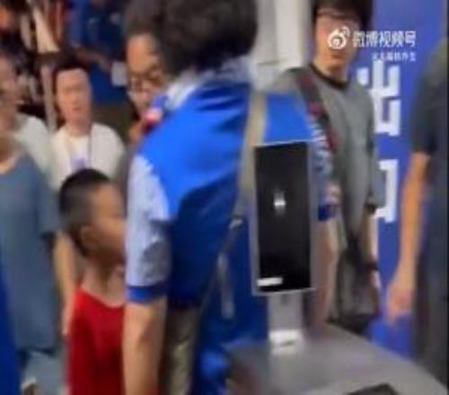 3名申花球迷辱骂男童父亲!中足联官方:对申花主场予以通报批评