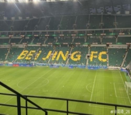入坑足球!周琦现场观战北京国安VS云南玉昆的中超比赛