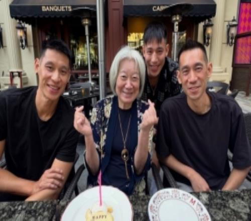 林书豪晒三兄弟与母亲合照祝母亲70岁生日快乐
