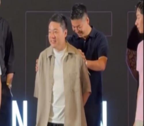 丁俊晖和特鲁姆普合影互让C位,庞俊旭“助力”丁俊晖站到C位