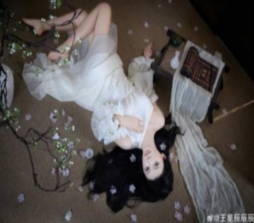 涩爆!“浩浩妈”全新美照:长腿玉足太润老吃家必看