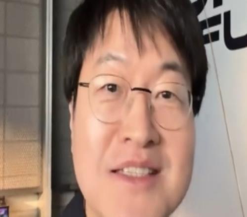 LCK主持Jun为Caps入选名人堂送上祝福:对LCK下手轻点