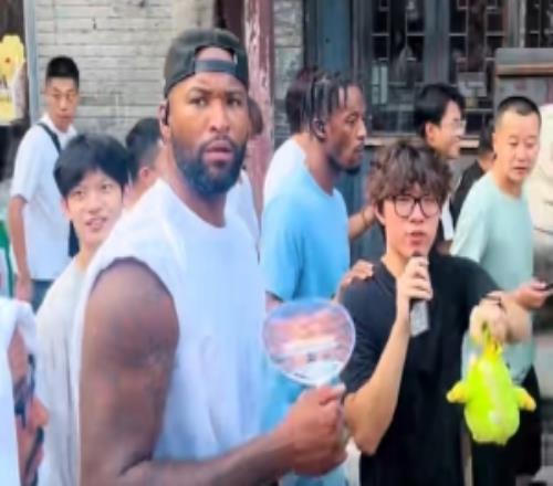 考辛斯现身淄博当地古街!一路闲逛百余名球迷簇拥跟随!