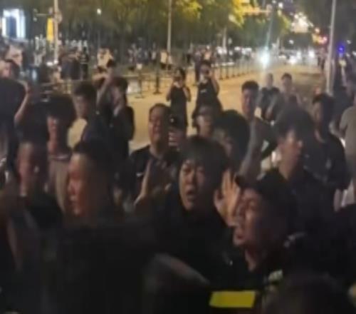 博主晒视频:疑似部分武汉球迷赛后冲击天津球迷的接驳大巴
