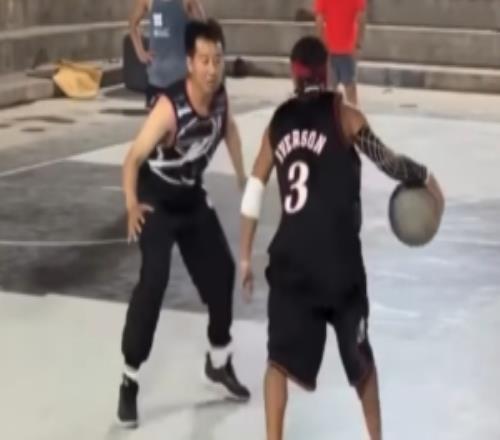 艾弗森转发中国球迷模仿他的打球视频:太像了简直是神还原