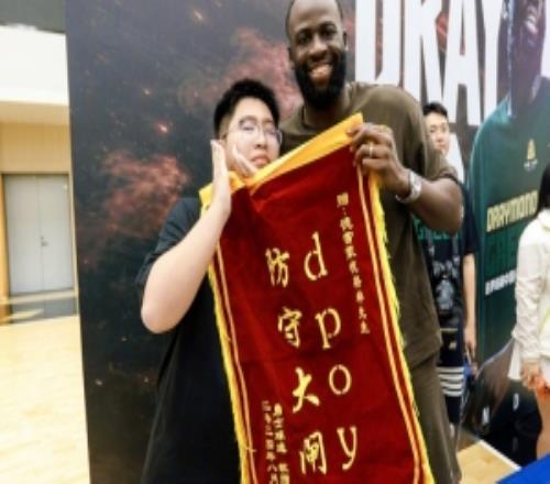 昨日送花递烟今天送锦旗!追梦中国行感受国内球迷人情世故