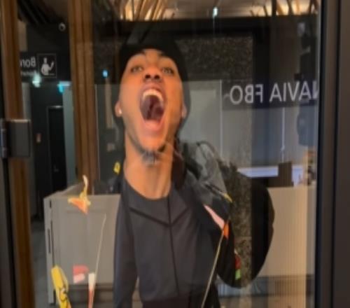 基昂特乔治电话亭内搞怪!主帅哈迪调侃:不能总相信这个控卫