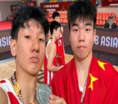 张懿赵杰发合照杨易轩因发挥自责记者:皆为成长养分未来更璀璨