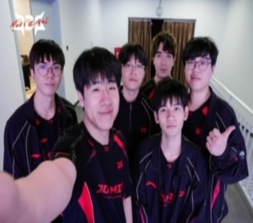 JDG分享收官合照:一程一阶,循阶登高,季后赛加油